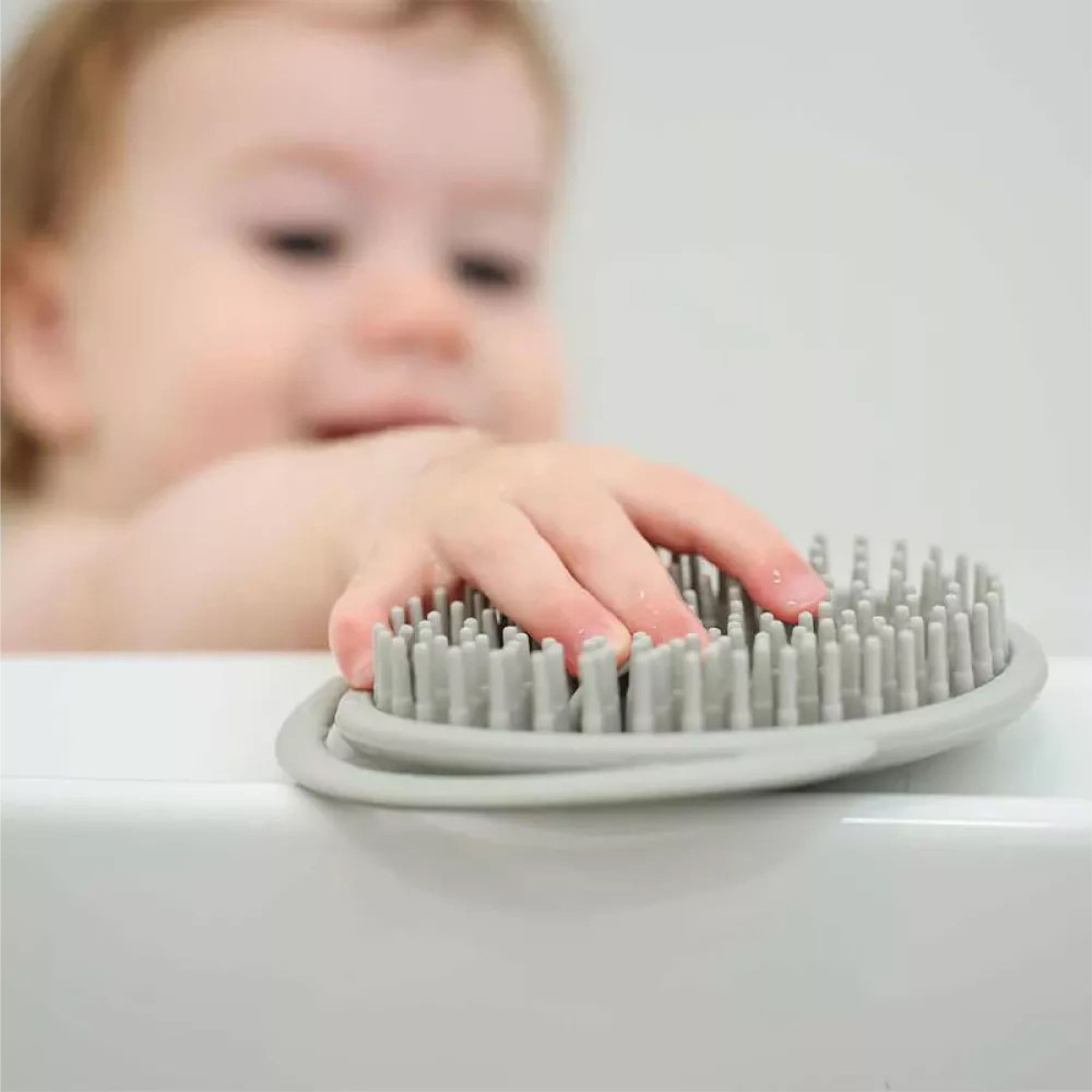 Haakaa Rainbow Silicone Shampoo Brush - Pea Green