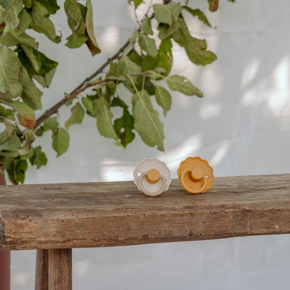 FRIGG Daisy - Round Latex 2-Pack Pacifiers - Chamomile/Honey gold