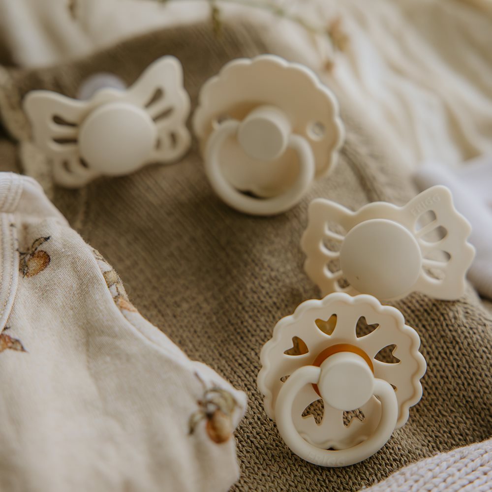 FRIGG ​​Baby's First pacifier​ 4-pack - Floral heart - Cream