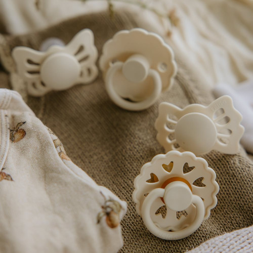 FRIGG ​​Baby's First pacifier​ 4-pack - Floral heart - Cream